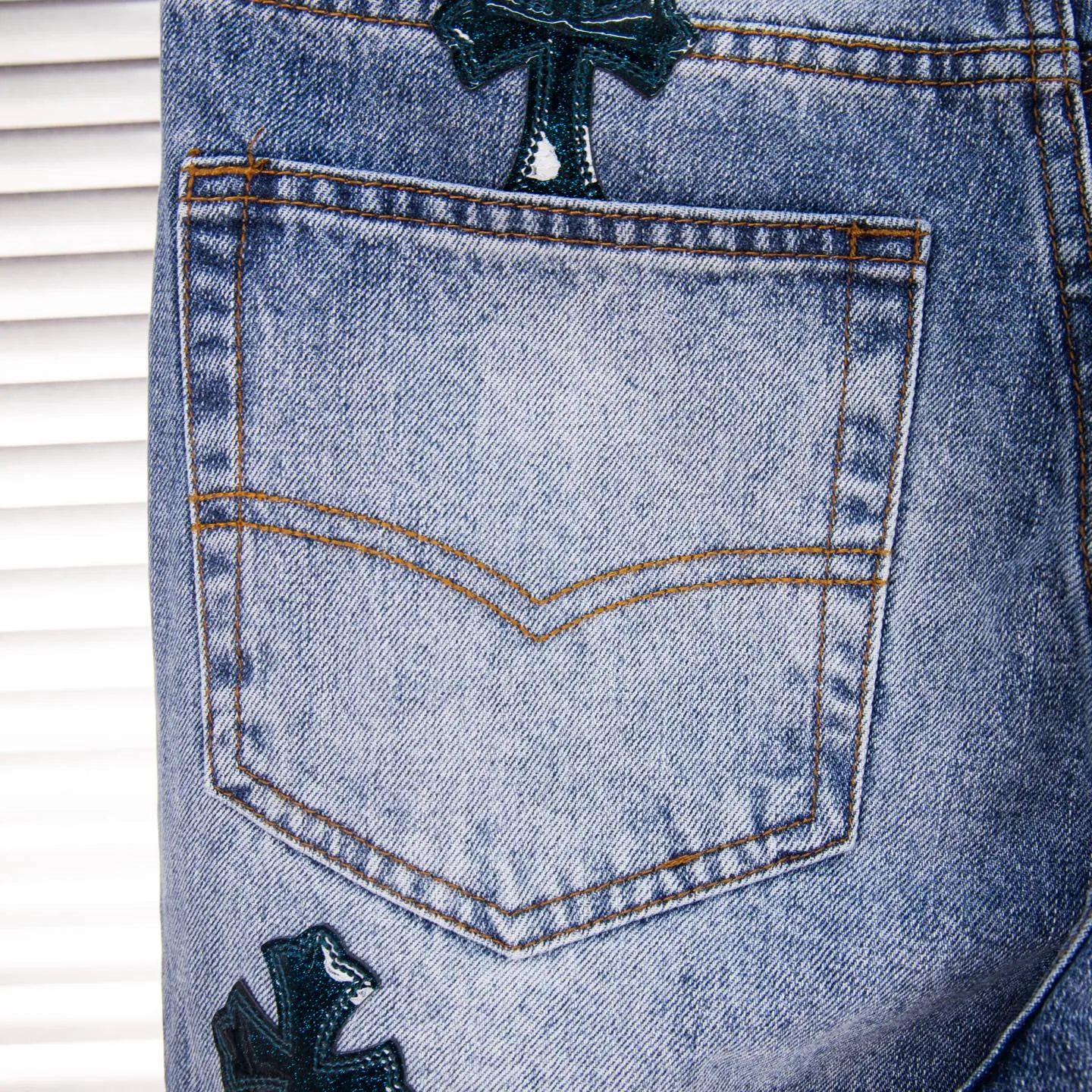 P280 (Higher version, evergreen style) Chrome Hearts/Chrome Hearts 25FW CH Blue Pants Starry Sky Hole Laminated Cross Bamboo Jeans. It adopts starry sky theme leather elements, mostly presented in the shape of a cross, with glitter on the leather surface. Unique design with simple and elegant details, exquisite workmanship, neat lines of the entire trousers, and perfect details! It’s also so cool that both men and women can easily control it. It’s a gender-neutral trendy up version. Style number: 1766# Color: blue Size: 28 30 32 34 36